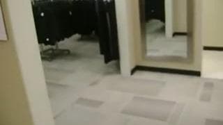 Gay masturbándose de pie y grabándolo