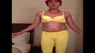 Él se excita poniéndose ropas femeninas