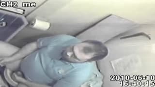 Este gordito se masturba en el baño público