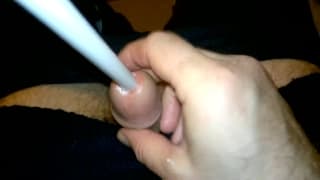 Siente placer metiéndose algo en el pene