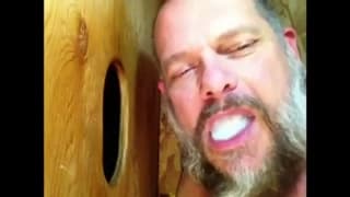 Viejo gay fetichista gozando en el agujero