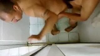 Par de gays follándose dentro de la ducha