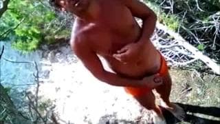 Una cámara en el árbol lo graba masturbándose