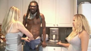 Las rubias hermosas se follan a un negro