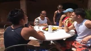 Rick e Bruno Stygmata tirando en la piscina