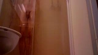 Al tipo lo graban mientras toma una ducha