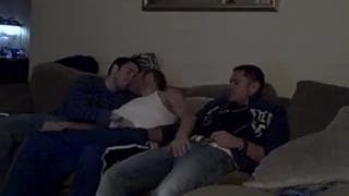 Un trío de homosexuales en casa y calientes Un trío de homosexuales en casa y calientes