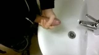 Un joven emo jalándose el ganzo en el baño