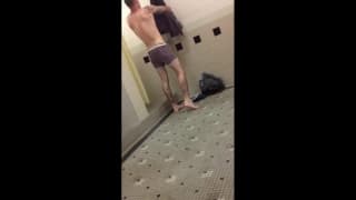 Espiando un baño masculino con su cámara