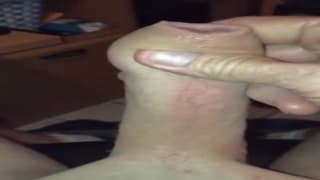 Closeup para la polla blanca escupiendo leche