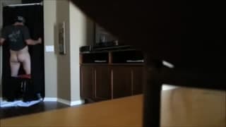 Una pareja gay amateur follando en la cocina