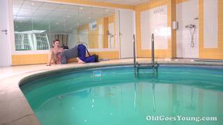 Una polla madura para esta morena caliente