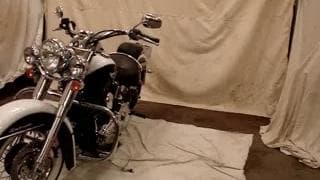 Un stripper que se excita con su motocicleta