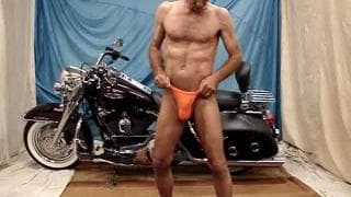 Este viejito hace un baile sexy para todos