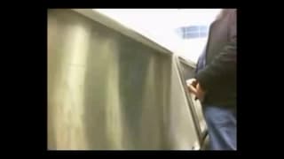 Una compilación de tipos en baños públicos