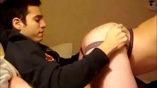 Le pone el culo en la cara para que se excite