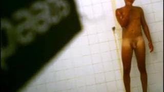 Espían a este joven con polla a medio vuelo