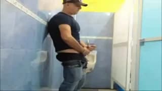 Compilación de tipos que se pajean en el baño