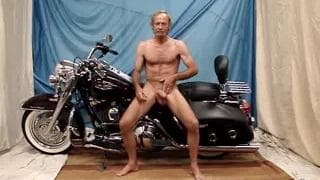 A este viejo le usa usar tanga y menearse