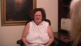 Una mujer mayor muy traviesa se acuesta con alguien