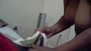 Una mujer negra maneja perfecto una polla