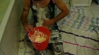 Un viejo se cubre con crema y se masturba