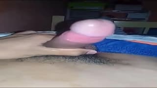 Jovencito moreno haciendose una pajita