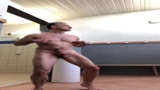 Mastubación para el viejito en el vestuario