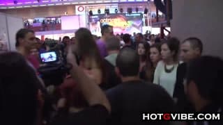 Emilio se la folla en una exposición sexual