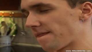 Dos lindos twinks se maman en la cocina