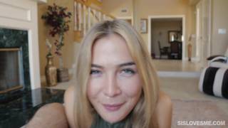 La rubia se lo chupa como profesional