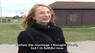 Una rubia chupando polla y gozando demasiado al aire libre