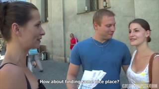 Zorra ofrece a pareja sexo a tres bandas por unos billetes