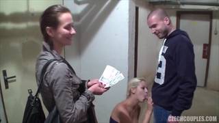 Morena da dinero en efectivo para el sexo con una pareja