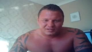 Este tipo tatuado nos muestra su polla grande