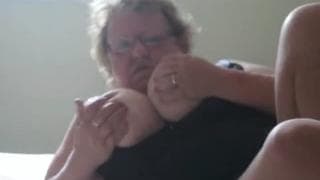 Vieja traviesa se masturba en su cama