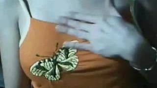 Se quita la blusa para revelar sus tetas