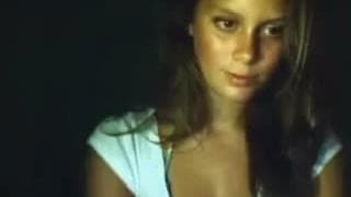 Linda jovencita se acaricia en cámara