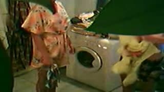 Lesbianas se enjabonan en el cuarto de lavar