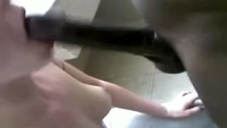 La verga negra la pone muy caliente al mamar