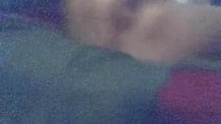 Se calienta su propia concha en la cama