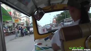 Una japonesa recibe una paliza de dos tipos fuerte