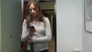 Lesbianas tocándose en el escritorio para excitarse al máximo