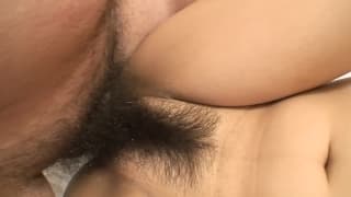 A la zorra oriental de coño peludo le encanta el sexo y lo disfruta