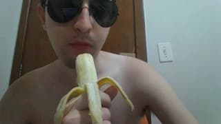 El tipo se mete una banana por el culo