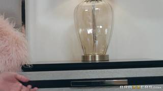 Aidra y Chloe gozando de su mutua compañía sexual lésbica