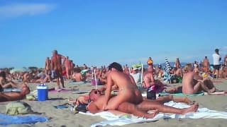 Un gangbang loco en medio de la playa al aire libre Un gangbang loco en medio de la playa al aire libre