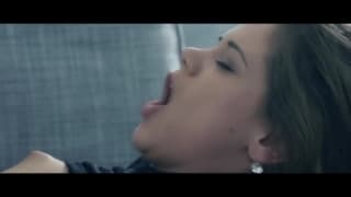 Caprice está siendo una niña traviesa a la que le encanta el sexo