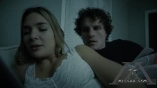 Blair es una hermanastra rubia traviesa y sexy follando