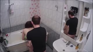 Valery y su novio follan en el baño